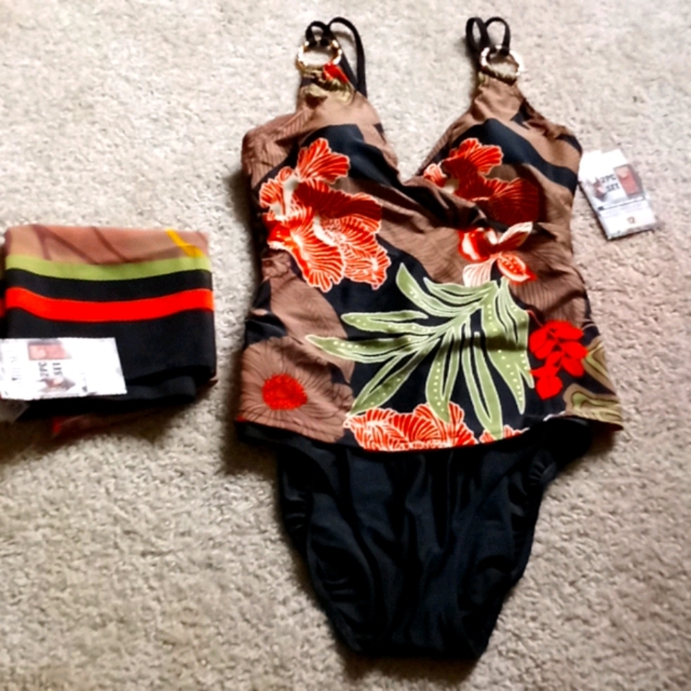 🌻 One  piece swimsuit with pareo.